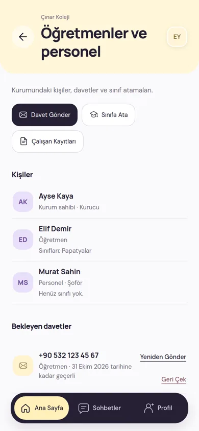 Kurumun Öğretmenler ve Personel ekranı: kurum sahibi, sınıfı yazılı bir öğretmen ve henüz sınıfı olmayan bir personel; altta telefon numarasına gönderilmiş, geçerlilik tarihi yazan bekleyen öğretmen daveti