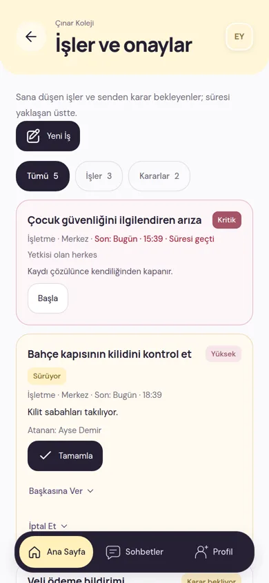 İşler ve onaylar ekranı: kritik bir arıza bildirimi, süren bir iş ve karar bekleyen talepler